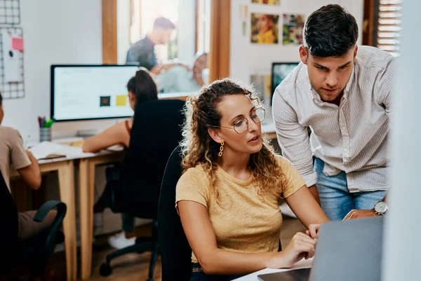 Spokojna osoba patrząca w przyszłość z poczuciem wystarczalności