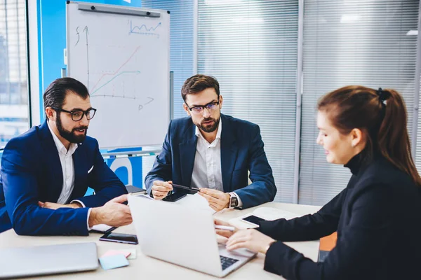 Mężczyzna, freelancer, pracujący w kawiarni z uśmiechem